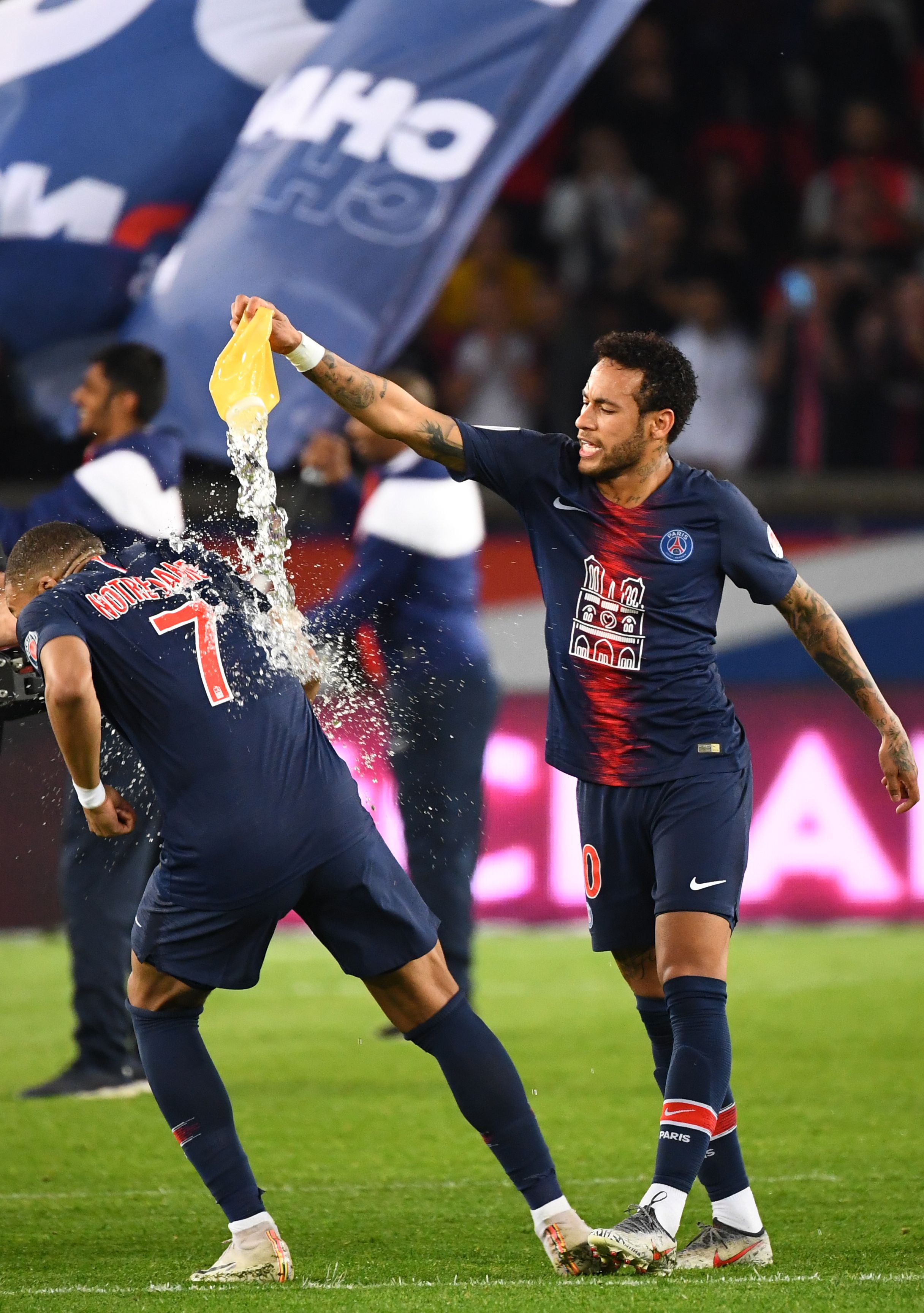 NBA-湖人胜老鹰 詹姆斯单臂爆扣