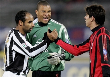 杨瀚森强打篮下造成犯规 两罚全中